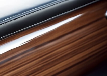 Zoom on wood and leather Homepage image anim 1-min